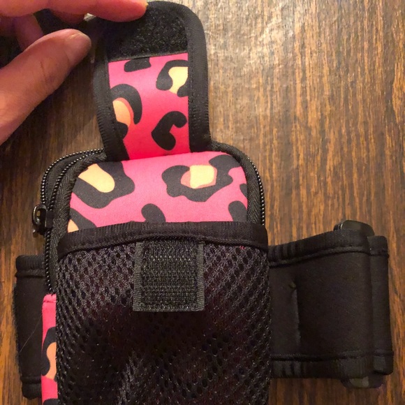 Adjustable Workout Arm Band/Case for Phone/IPod - Picture 1 of 7